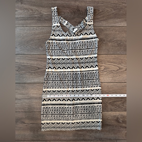 Women’s Black & White Patterned Fitted Sleeveless Dress - Picture 9 of 11